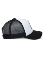 Boné Trucker Alpinestars Ayess, branco e preto, vista lateral apresentando uma pala preta curva, copa em espuma branca com logótipo impresso na frente e malha preta respirável na parte de trás, acessório casual de motorsport