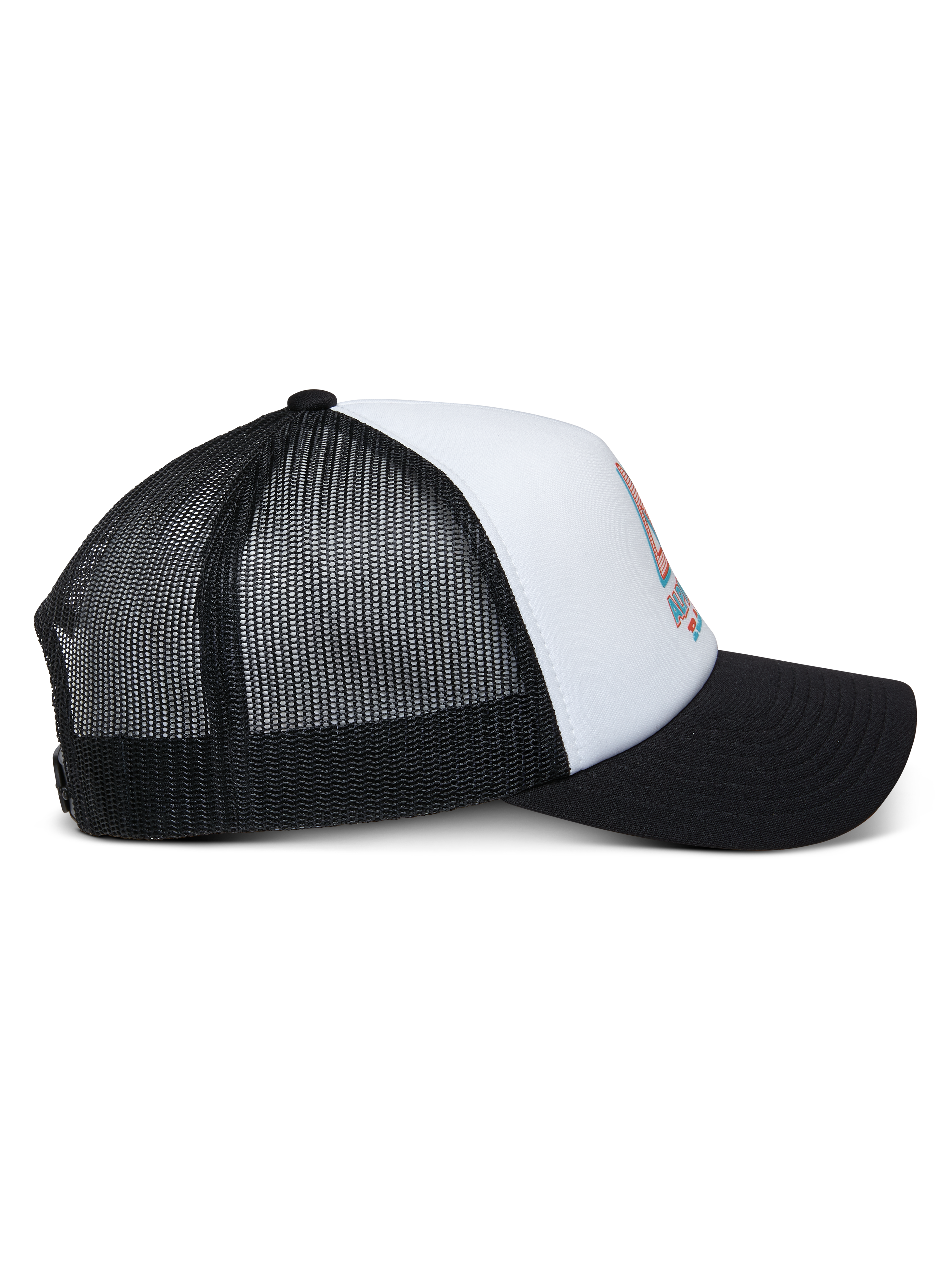 Boné Trucker Alpinestars Ayess, branco e preto, vista lateral apresentando uma pala preta curva, copa em espuma branca com logótipo impresso na frente e malha preta respirável na parte de trás, acessório casual de motorsport