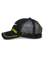 Boné Trucker Alpinestars Exceed, perfil lateral de um boné snapback preto, com parte traseira em rede preta, pala curva com debrum verde néon, logótipos bordados a verde néon, acessório de cabeça casual de desportos motorizados