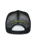 Alpinestars Exceed Trucker Hat, boné trucker preto, vista traseira com painéis de rede e fecho snapback, bordado 'RACING AHEAD' em verde lima, acessório casual inspirado no desporto motorizado