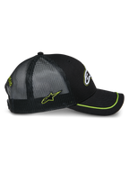 Boné Trucker Alpinestars Exceed, vista lateral, preto com detalhes em verde lima, painéis traseiros em rede, pala curva com acabamento sutache em verde lima, logótipo lateral bordado, estilo casual motorsport