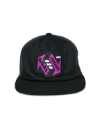 Boné Trucker Alpinestars That Way, boné trucker preto, apresenta um emblema gráfico roxo e preto com o texto "One Vision One Goal", pala plana, copa estruturada e painéis traseiros em rede, acessório de cabeça casual inspirado no desporto motorizado