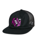 Alpinestars That Way Trucker Hat, boné snapback preto com parte traseira em rede, pala plana, patch rosa e roxo 'Vision One Goal', logótipo de estrela branco da Alpinestars, vestuário desportivo casual