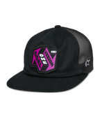 Alpinestars That Way Trucker Hat, boné snapback preto com parte traseira em rede, pala plana, patch rosa e roxo 'Vision One Goal', logótipo de estrela branco da Alpinestars, vestuário desportivo casual