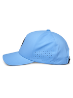 Alpinestars Apex Hat, azul, vista de perfil lateral, pala curva com painéis laterais perfurados para ventilação, tecido técnico que absorve a humidade, acessório de performance inspirado no desporto motorizado