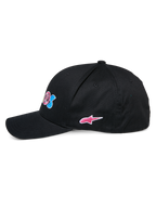 Boné Alpinestars Cereal, boné de basebol preto, vista lateral de perfil, pala curva com coroa estruturada, com bordado frontal colorido e logótipo de estrela da Alpinestars cor-de-rosa na lateral, acessório de cabeça de sportswear casual