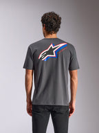 Alpinestars Angler CSF Tee, t-shirt de manga curta, cinzento carvão, vista traseira com um grande logótipo Astars com detalhes em azul e vermelho e o texto 'RACING AHEAD', streetwear casual de motorsport