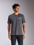 T-shirt Alpinestars Angler CSF, t-shirt de manga curta, cinzento antracite, logótipo Astars vibrante e multicolor no peito, vestuário desportivo casual de desportos motorizados