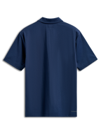 Polo Alpinestars Impetus Sport, polo de manga curta, azul-marinho, vista traseira com gola integrada e pequeno logótipo de texto na bainha inferior direita, streetwear casual de desportos motorizados