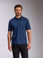 Polo Alpinestars Impetus Sport, azul marinho, polo de manga curta, carcela de 3 botões com tecido de malha, pequeno logótipo Astars branco no peito, vestuário casual de estilo de vida inspirado no motociclismo