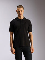 Polo Alpinestars Endeavor Classic, polo desportivo preto, mangas curtas com pequeno logótipo Astars branco no peito, carcela de três botões, malha piqué clássica, estilo casual inspirado no desporto motorizado