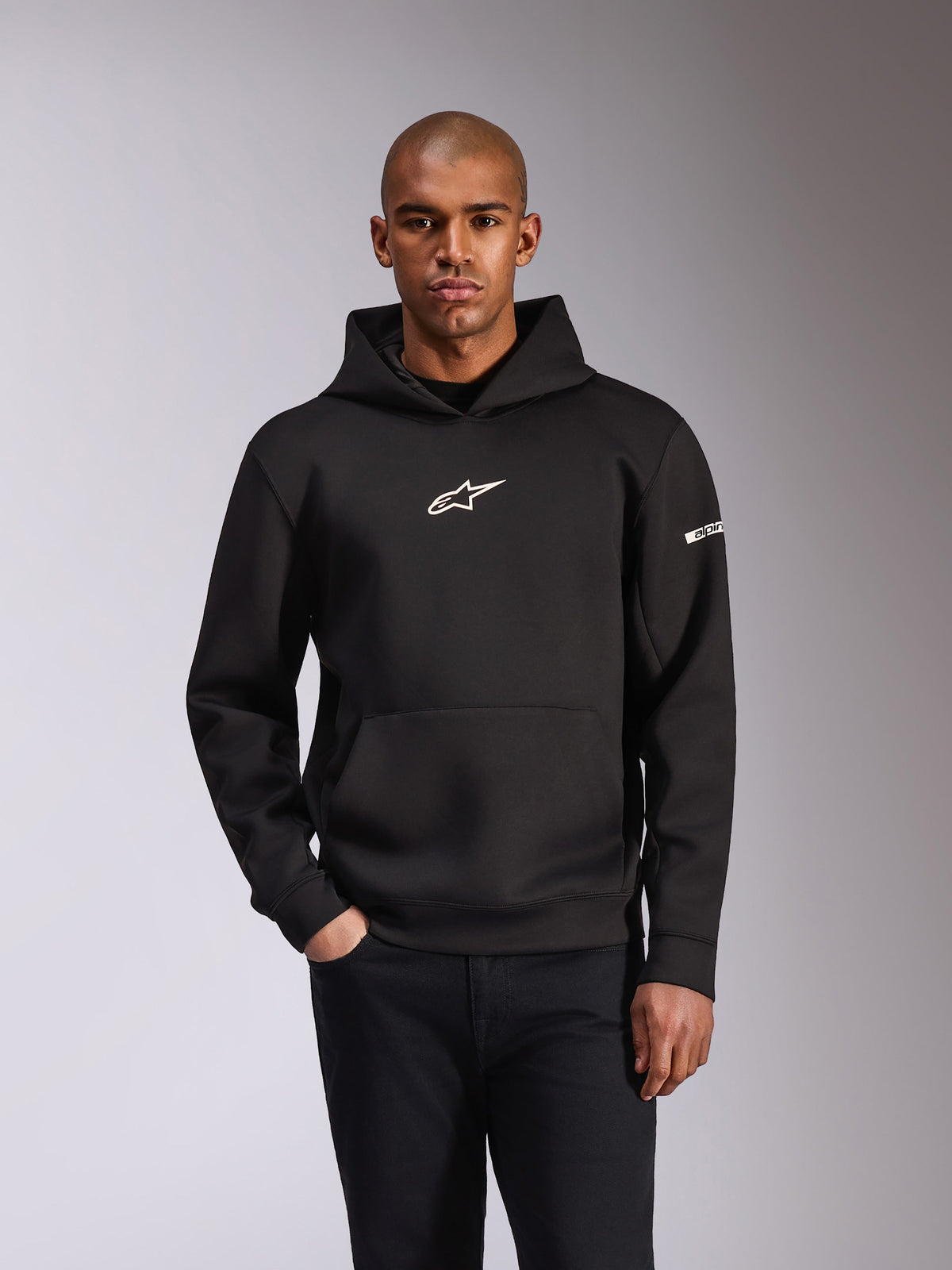 Hoodie Alpinestars Insight, sweatshirt com capuz preta, logótipo Astars branco no peito e marca nominativa na manga, bolso canguru, lã de dupla face tri-blend, vestuário casual de estilo motorsport