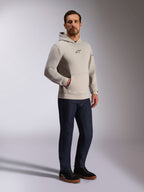 Alpinestars Insight Hoodie, casual streetwear, cinzento Cement com logótipo Astars preto no peito, design pullover com bolso canguru, usado com calças de ganga azul escuro e ténis pretos, estilo moderno inspirado no desporto motorizado