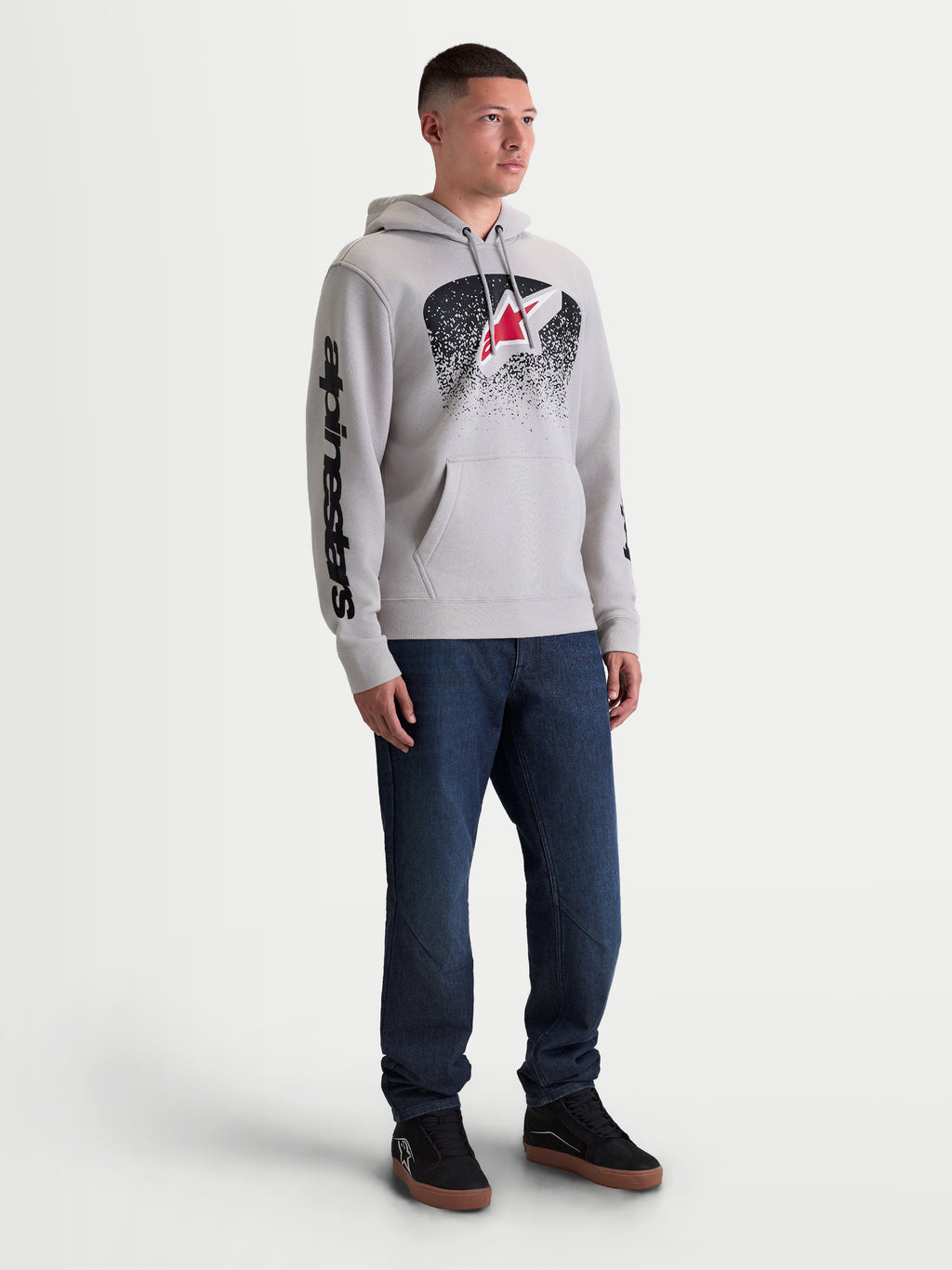 Alpinestars Camisola Com Capuz Obsessed, camisola com capuz em fleece para homem, cinzento-cimento com gráficos pretos em gradação e logótipo Astars vermelho, branding na manga e bolso canguru frontal, mistura de algodão e poliéster reciclado.