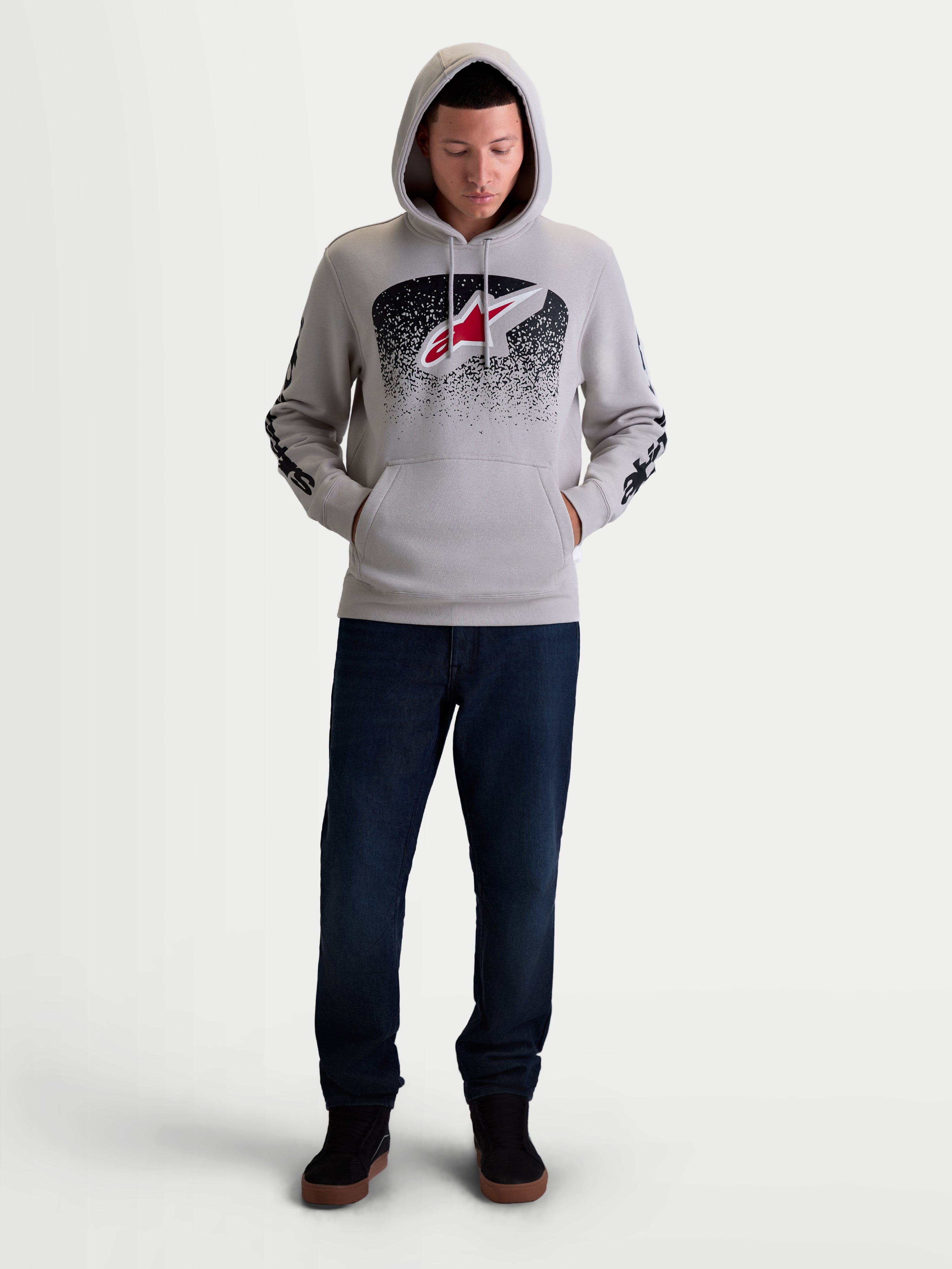 Alpinestars camisola com capuz Obsessed, camisola em fleece para homem, cinzenta com gráficos em gradação pretos e vermelhos, logótipo frontal Astars e branding nas mangas, estilo casual de desportos motorizados
