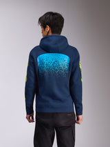 Alpinestars Obsessed Hoodie, camisola com capuz em fleece azul-marinho, vista traseira com um grande gráfico de gradação MX em azul claro, logótipo Alpinestars amarelo nas mangas, streetwear casual inspirado no desporto motorizado