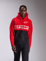 Alpinestars Parallel Hoodie, camisola com capuz de estilo streetwear casual, design de blocos de cor em vermelho e preto, logótipo da palavra Alpinestars e logótipo Astars a branco no peito, capuz com cordão, bolso canguru frontal, design inspirado no desporto motorizado