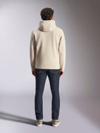 Alpinestars Pulse Hoodie, streetwear casual, Off White, vista traseira de modelo a usar calças de ganga escuras e sapatilhas, sweatshirt em fleece com capuz, punhos e bainha canelados