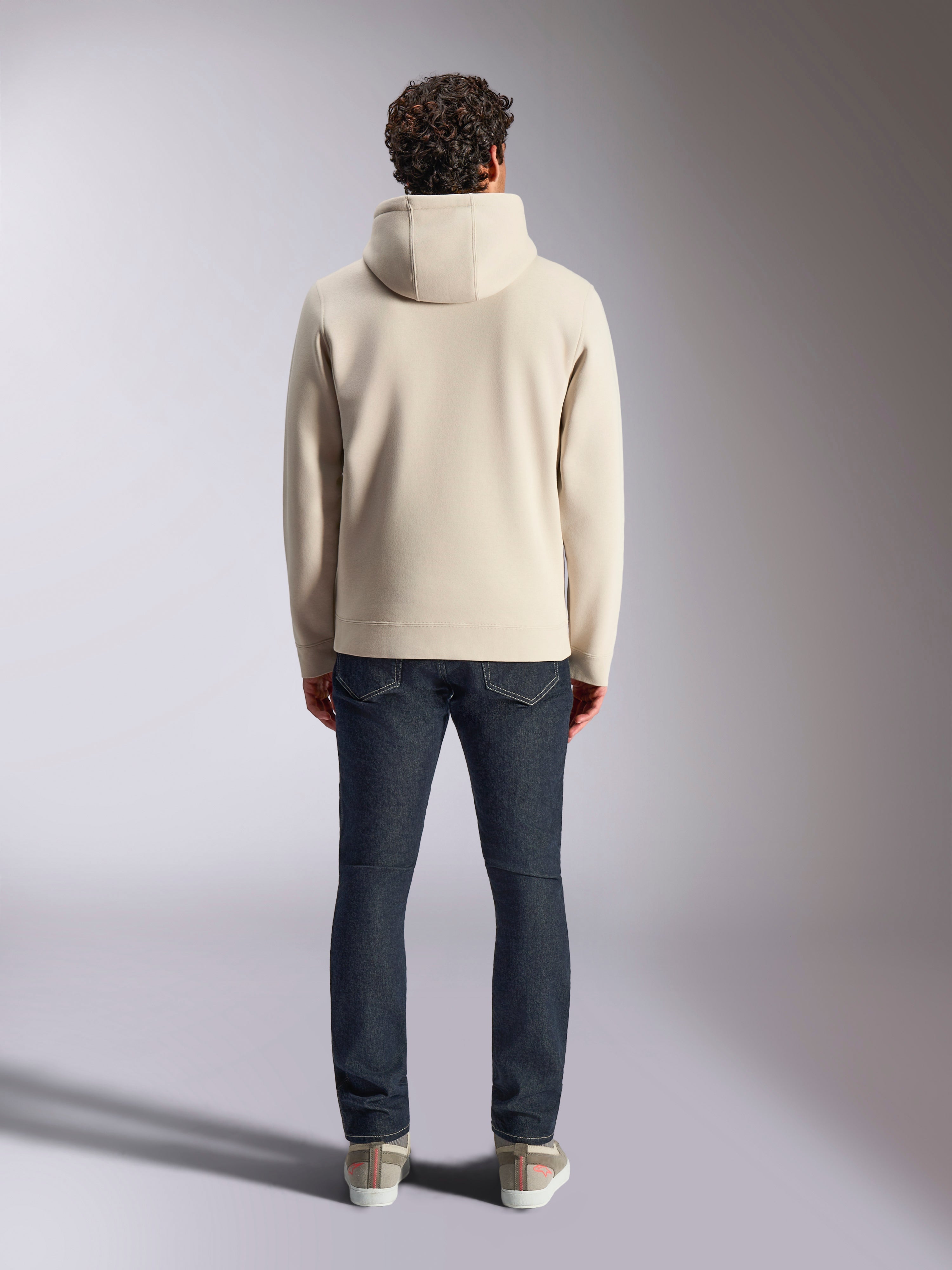 Alpinestars Pulse Hoodie, streetwear casual, Off White, vista traseira de modelo a usar calças de ganga escuras e sapatilhas, sweatshirt em fleece com capuz, punhos e bainha canelados