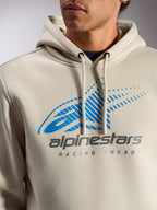 Alpinestars Pulse Hoodie, camisola com capuz casual de estilo streetwear em Off White, grande plano do peito com o logótipo Astars Combo azul e cinzento com efeito de desvanecimento speed line e o texto 'Racing Ahead', capuz com cordões e pontas mergulhadas.