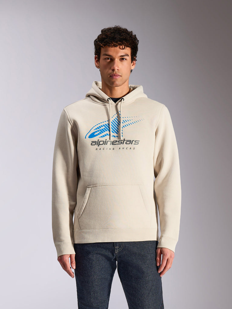 Alpinestars Pulse Hoodie, camisola com capuz casual Off White, logótipo Astars Combo frontal em azul e cinzento com grafismo de efeito de desvanecimento speed line, bolso frontal tipo canguru, usada por modelo com calças de ganga escuras, streetwear inspirado no desporto motorizado