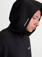 Alpinestars Sweatshirt Com Capuz Cypher, hoodie de sportswear para homem, preto, vista de pormenor no modelo mostrando o capuz de gola alta com logótipo Alpinestars em branco e tecido fleece técnico tri-blend.