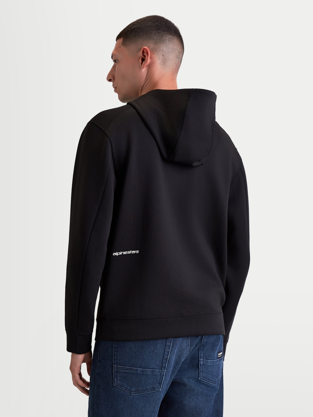 Alpinestars Sweatshirt com Capuz Cypher, hoodie de sportswear para homem, preto, vista traseira em modelo com capuz de gola alta e logótipo Alpinestars branco na parte inferior das costas, fleece de dupla face.