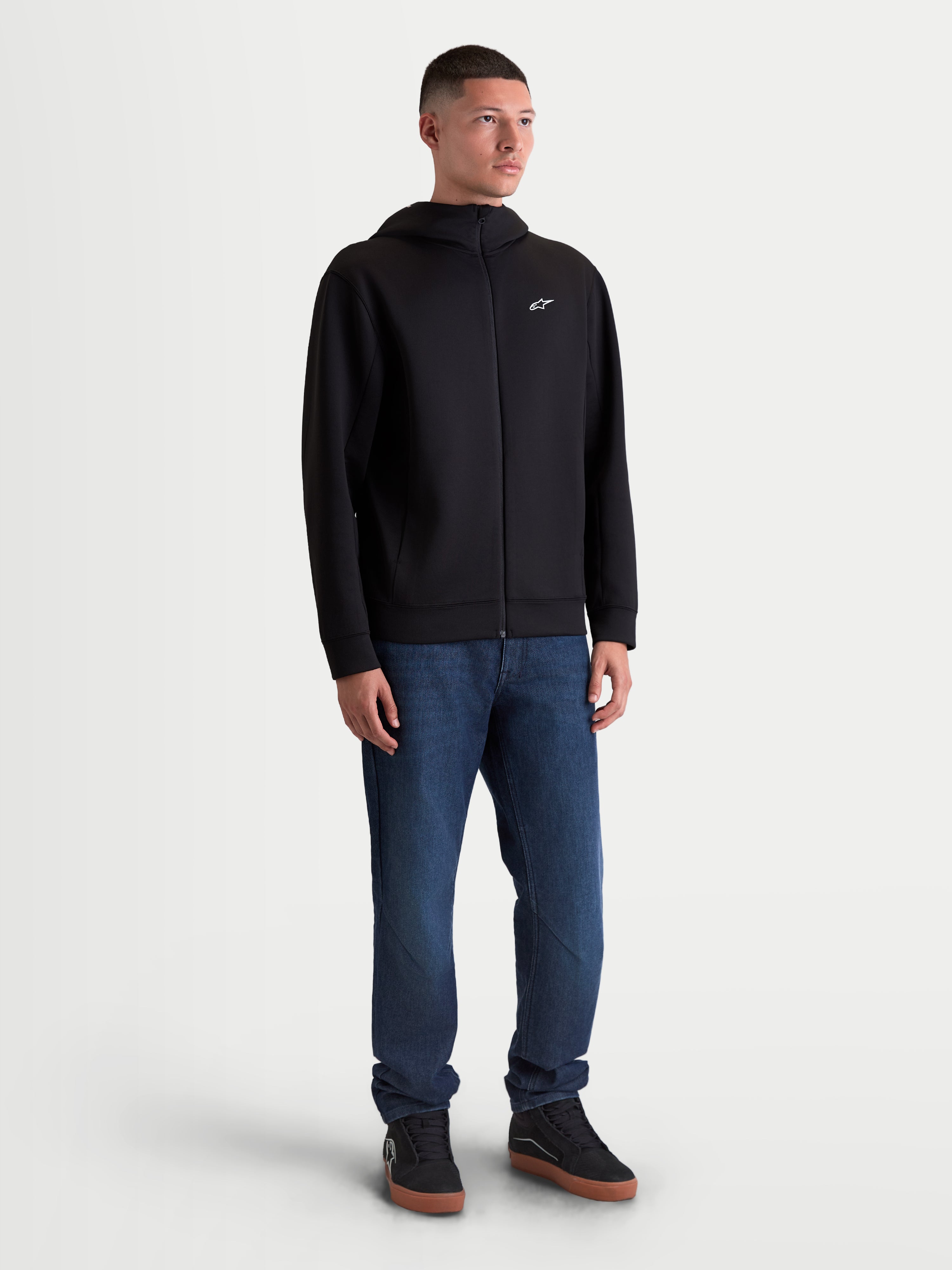 Alpinestars sweatshirt com capuz Cypher, hoodie de sportswear para homem, preta, fecho frontal, capuz de gola alta, pequeno logótipo Astars branco no peito, modelo a usar o artigo com calças de ganga, estilo casual.
