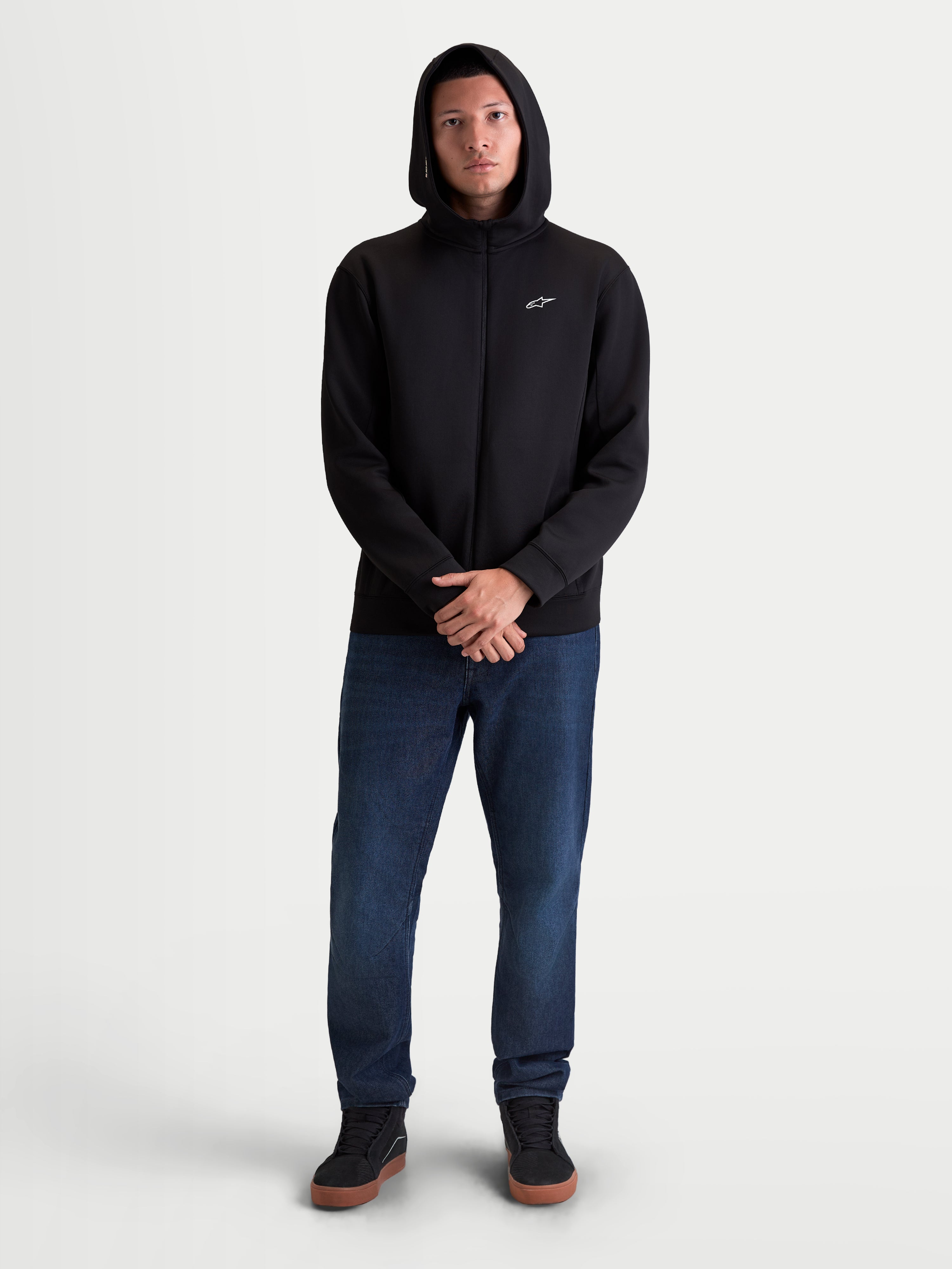 Alpinestars sweatshirt com capuz Cypher, hoodie de sportswear para homem, preto, com fecho frontal integral, capuz de gola alta forrado a mesh e pequeno logótipo Astars branco no peito, em fleece de face dupla tri-blend, modelo masculino.