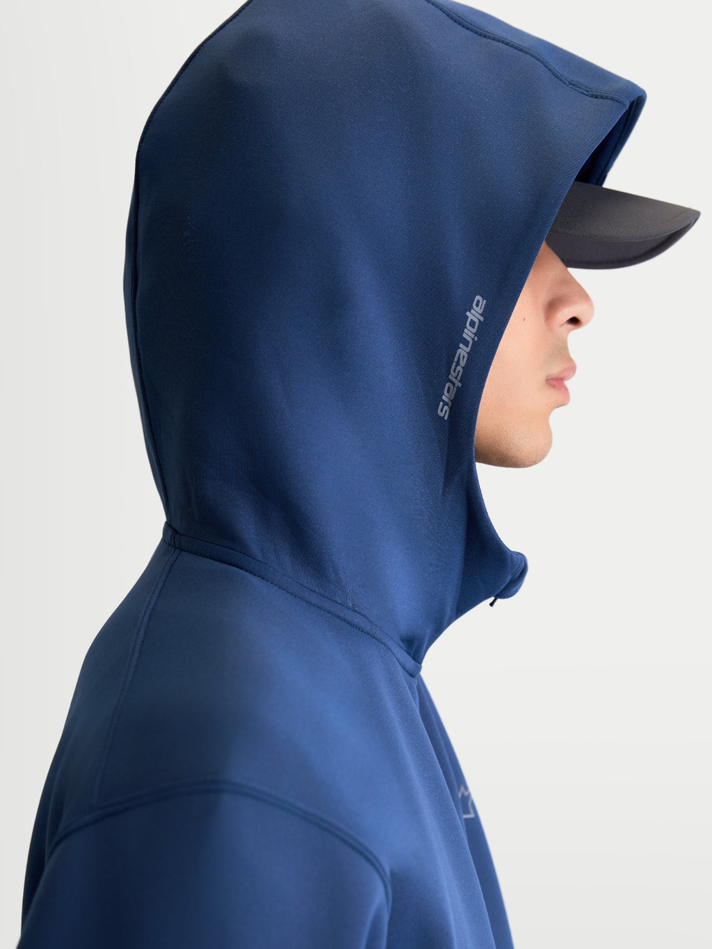 Alpinestars Camisola com capuz Cypher, sportswear inspirado no motorsport, azul aço, unissexo com fecho frontal, capuz de gola alta e logótipo Alpinestars na lateral, vista de perfil num modelo.