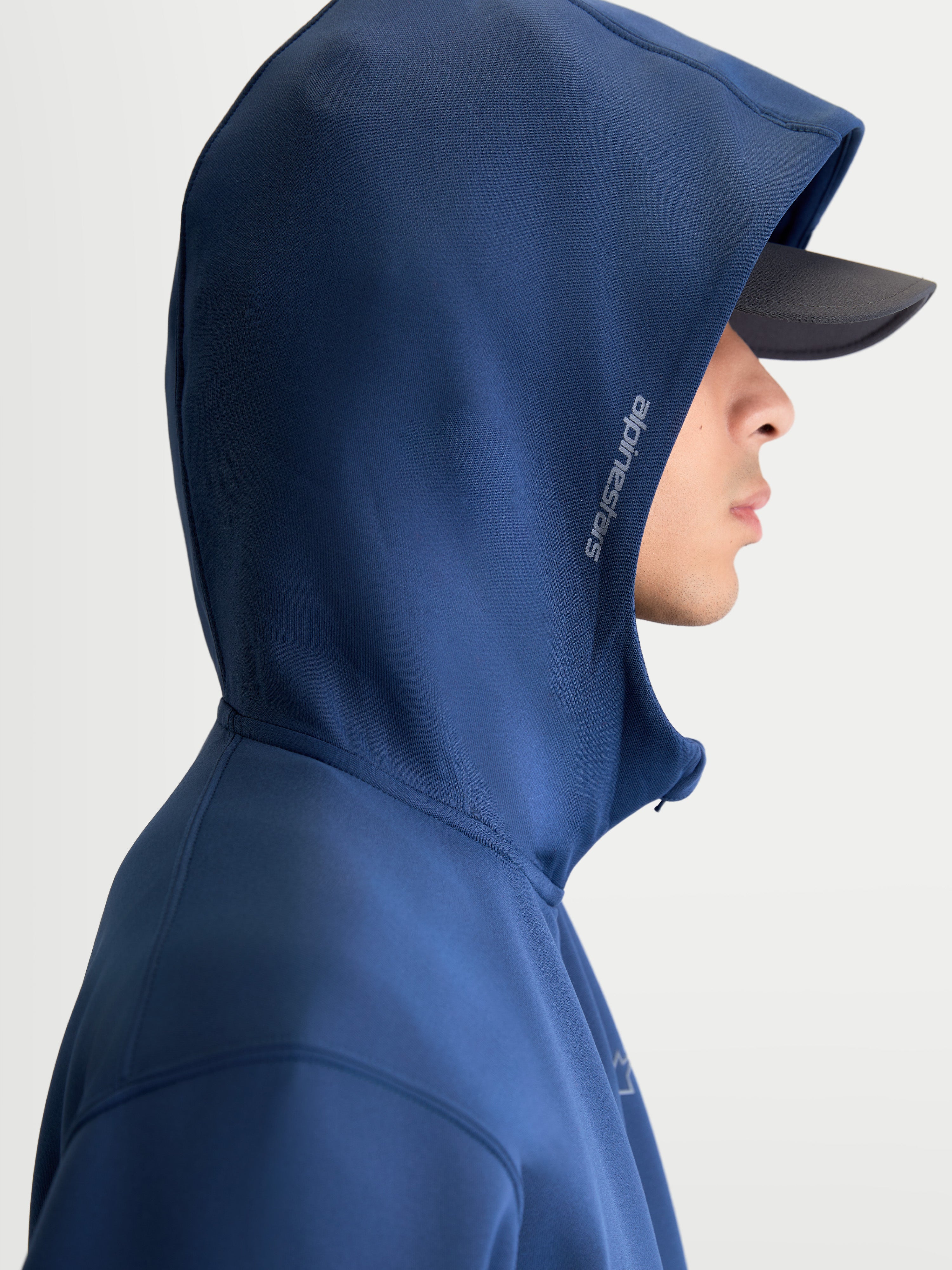 Alpinestars Camisola com capuz Cypher, sportswear inspirado no motorsport, azul aço, unissexo com fecho frontal, capuz de gola alta e logótipo Alpinestars na lateral, vista de perfil num modelo.