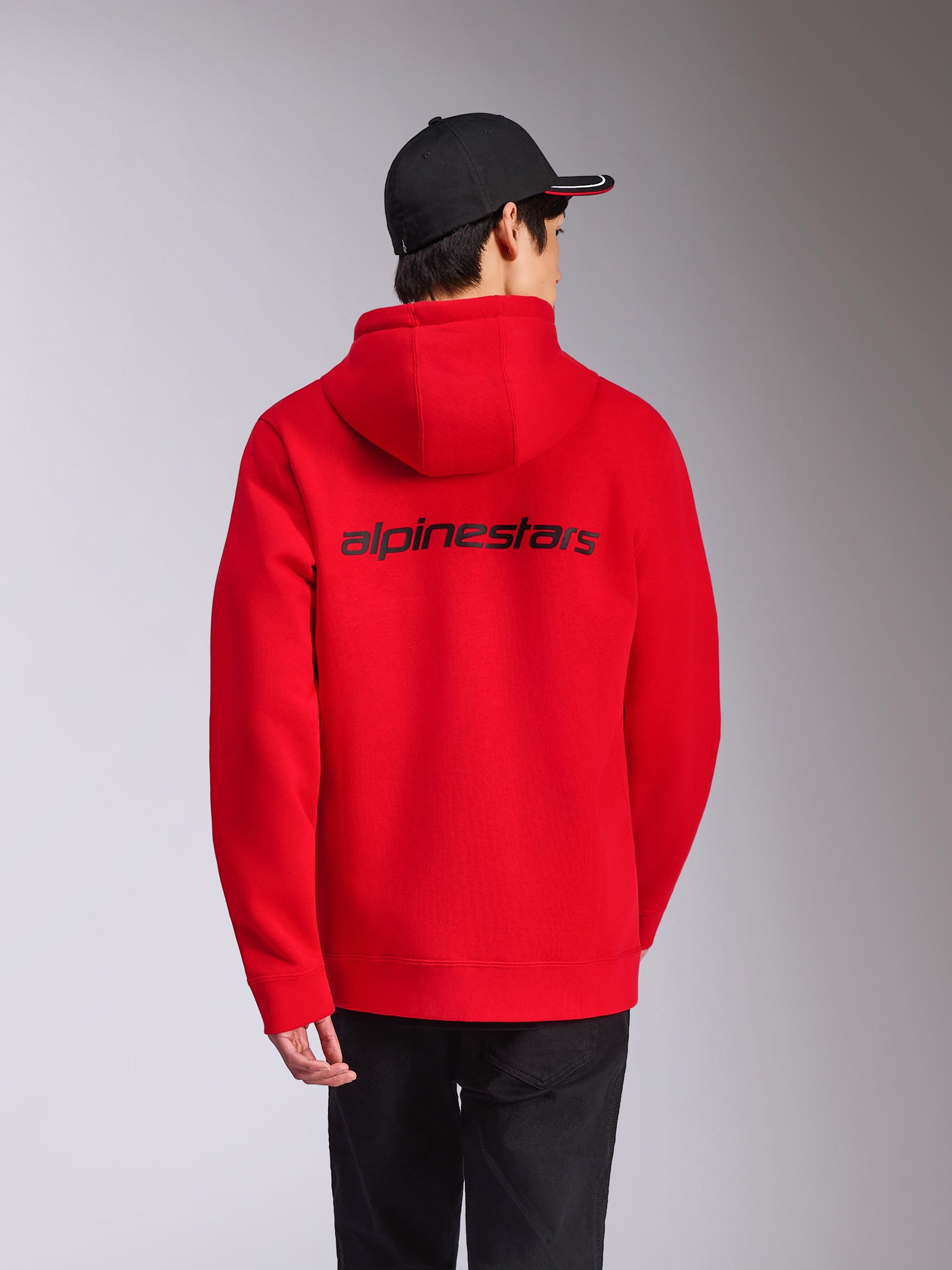 Alpinestars Transverse Hoodie, Vermelho, vista traseira com a marca nominativa Alpinestars em preto nas costas, streetwear casual, camisola com capuz em tecido polar com punhos e bainha canelados, combinada com um boné preto