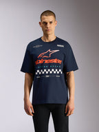 T-shirt Alpinestars Aplomb Oversized CSF, t-shirt de manga curta, azul-marinho, logótipo Astars grande em laranja e branco com padrão de xadrez, streetwear casual de corte largo inspirado no desporto motorizado