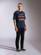 Alpinestars Aplomb Oversized CSF Tee, t-shirt de manga curta, azul-marinho, logótipo Astars grande em laranja e branco com gráfico axadrezado, streetwear casual inspirado no desporto motorizado