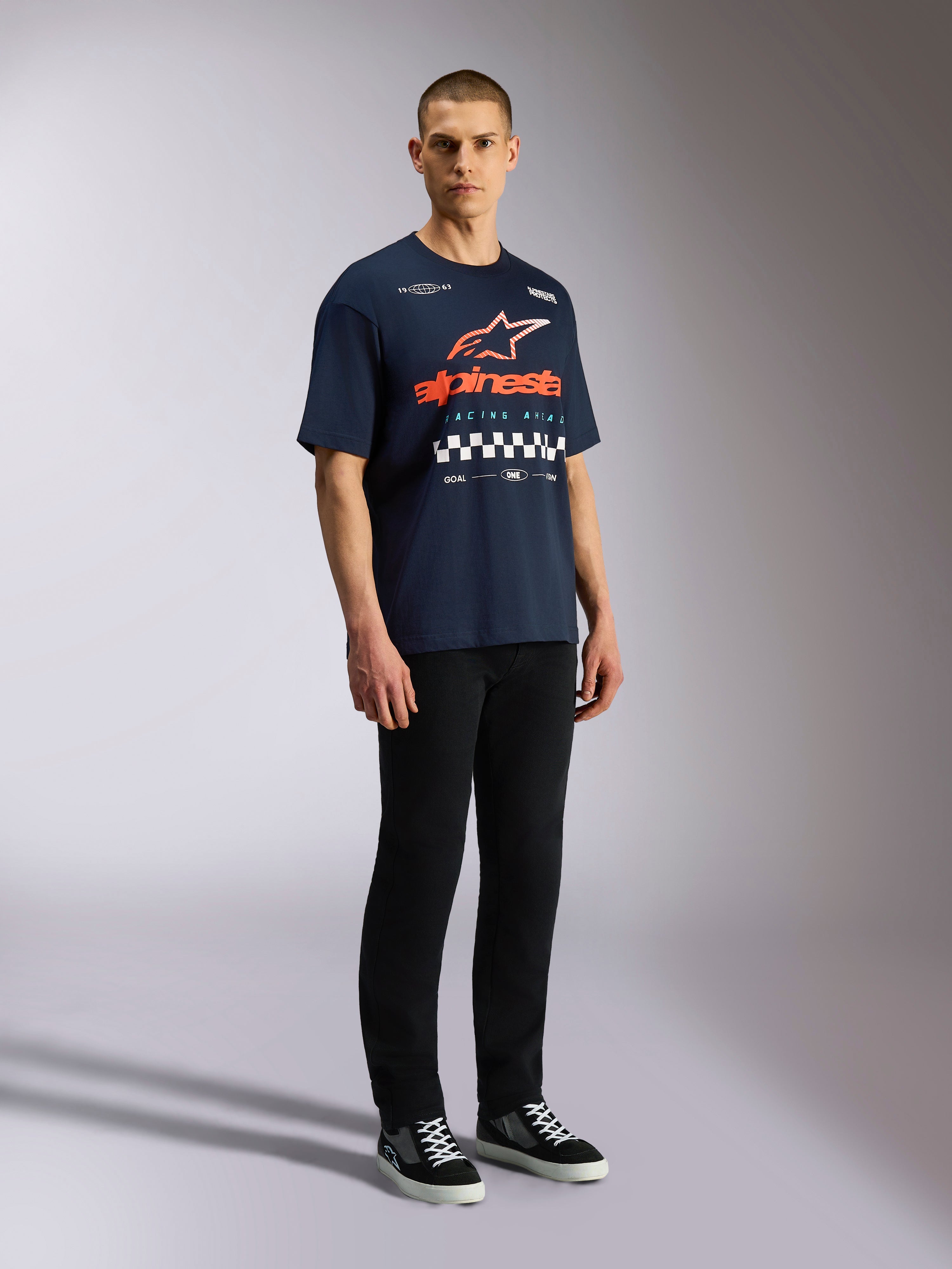 Alpinestars Aplomb Oversized CSF Tee, t-shirt de manga curta, azul-marinho, logótipo Astars grande em laranja e branco com gráfico axadrezado, streetwear casual inspirado no desporto motorizado