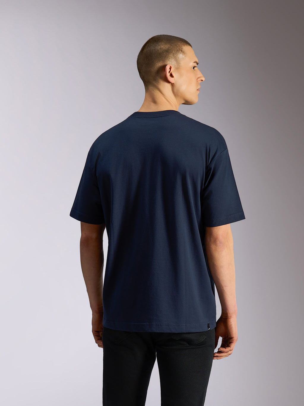 Alpinestars Aplomb Oversized CSF Tee, t-shirt de manga curta, azul-marinho, vista traseira no modelo, corte oversized descontraído, streetwear casual inspirado no desporto motorizado