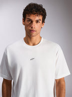 Alpinestars Focused Oversized CSF Tee, t-shirt de manga curta, branca, com um pequeno logótipo Astars preto no peito, corte oversized descontraído, vestuário desportivo casual de motorsport