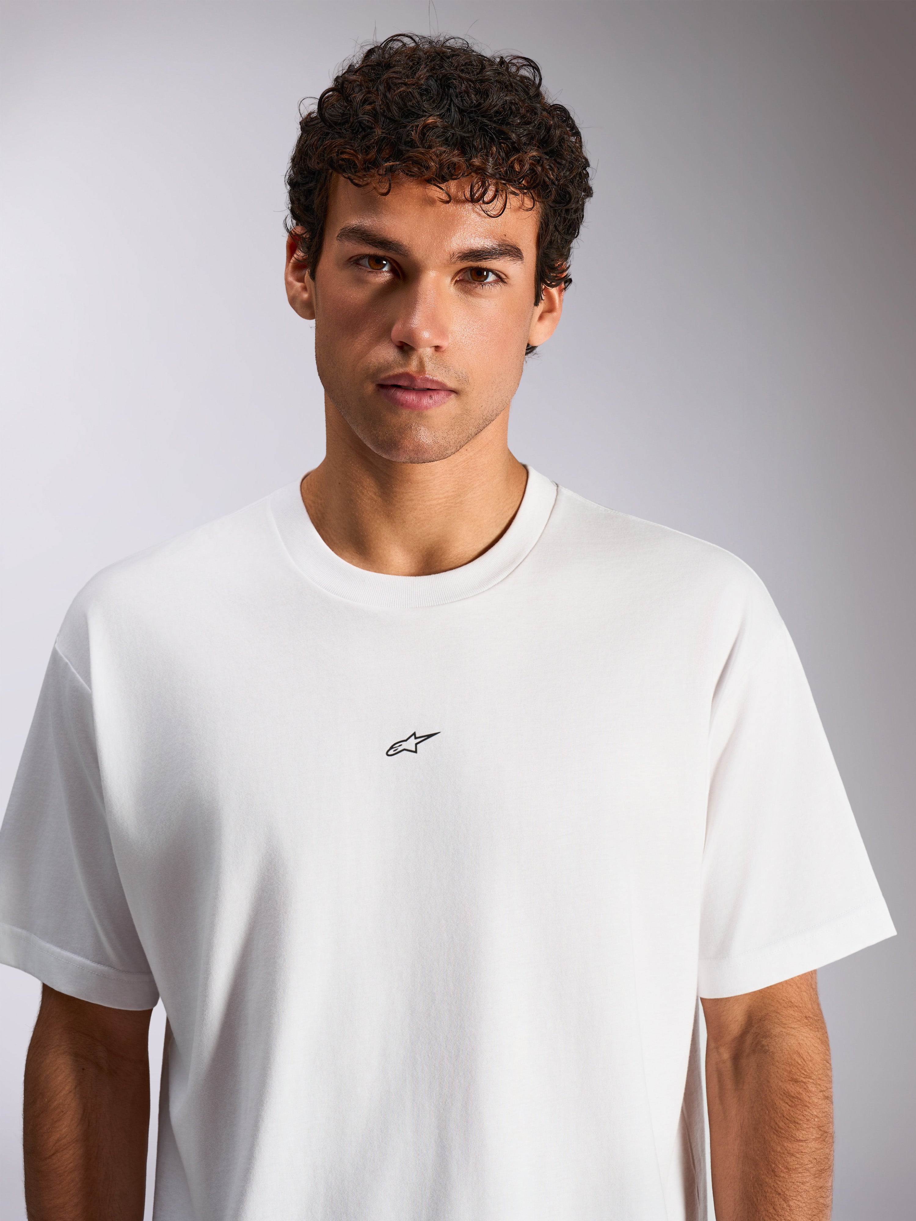 Alpinestars Focused Oversized CSF Tee, t-shirt de manga curta, branca, com um pequeno logótipo Astars preto no peito, corte oversized descontraído, vestuário desportivo casual de motorsport