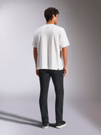 T-shirt Alpinestars Focused Oversized CSF, T-shirt de manga curta, branca, com um pequeno logótipo da palavra Alpinestars na parte superior das costas, corte oversized relaxado, estilo streetwear casual de desportos motorizados