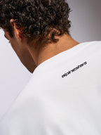 Alpinestars Focused Oversized CSF Tee, t-shirt de manga curta, branca, grande plano da zona da nuca com pequeno logótipo Alpinestars em preto, design casual inspirado no desporto motorizado