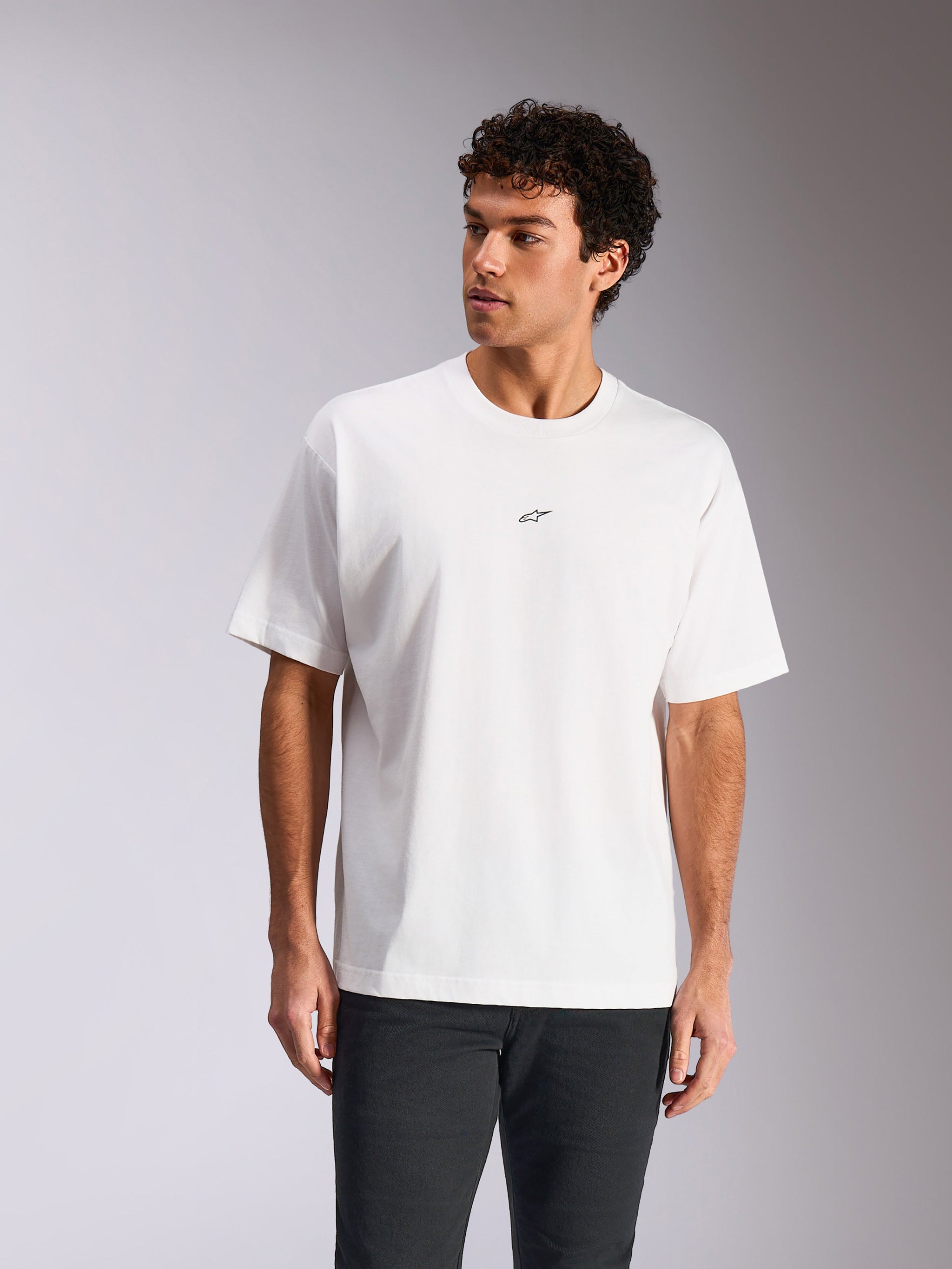 T-shirt Alpinestars Focused Oversized CSF, t-shirt de manga curta branca, pequeno logótipo Astars preto no peito, corte relaxado usada pelo modelo, streetwear casual de desportos motorizados