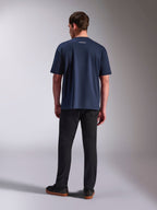Alpinestars Focused Oversized CSF Tee, T-shirt de manga curta, azul marinho, vista traseira com pequeno logótipo da palavra Alpinestars em branco na parte superior das costas, corte oversized relaxado, streetwear casual inspirado no desporto motorizado