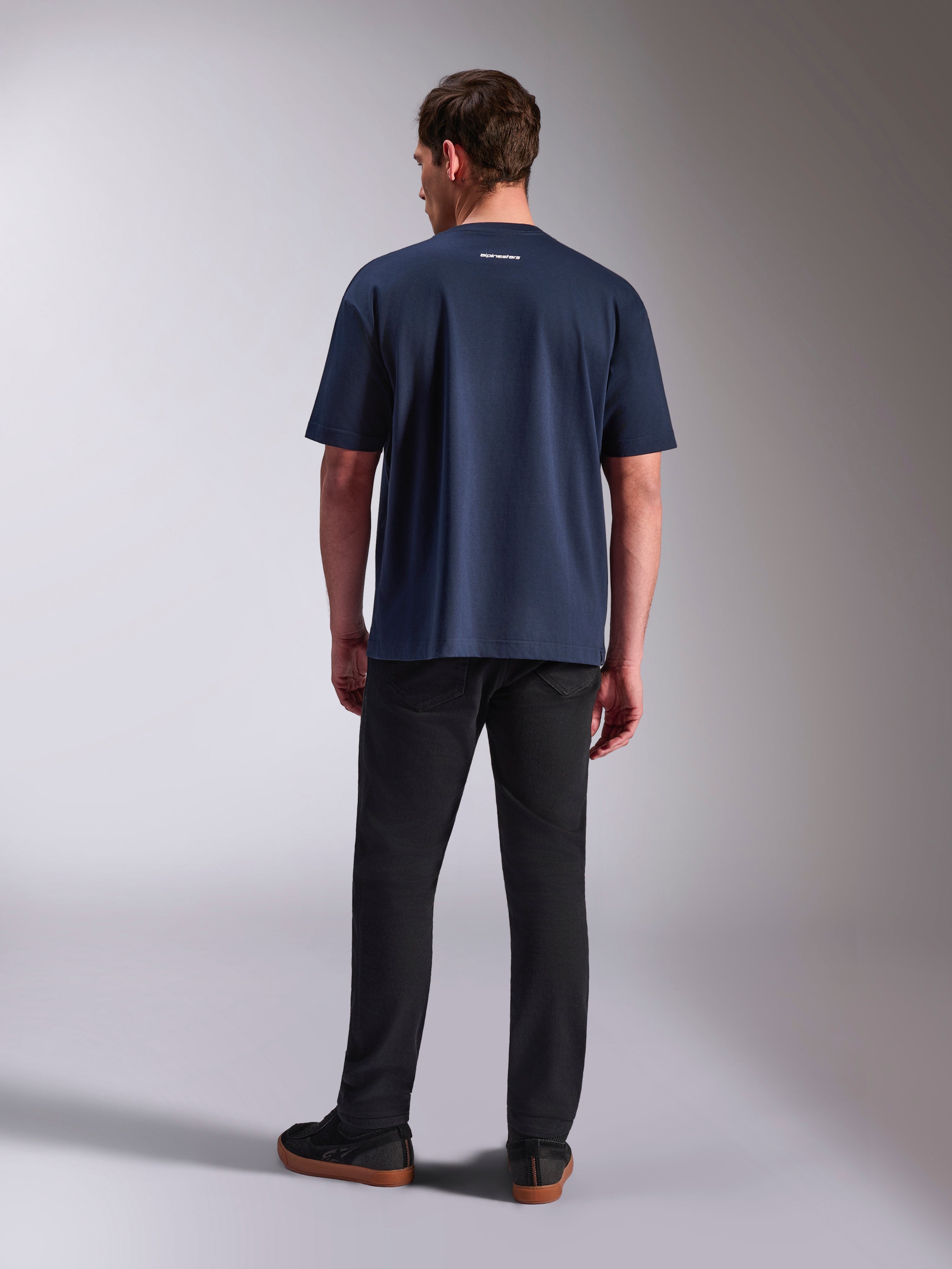 Alpinestars Focused Oversized CSF Tee, T-shirt de manga curta, azul marinho, vista traseira com pequeno logótipo da palavra Alpinestars em branco na parte superior das costas, corte oversized relaxado, streetwear casual inspirado no desporto motorizado