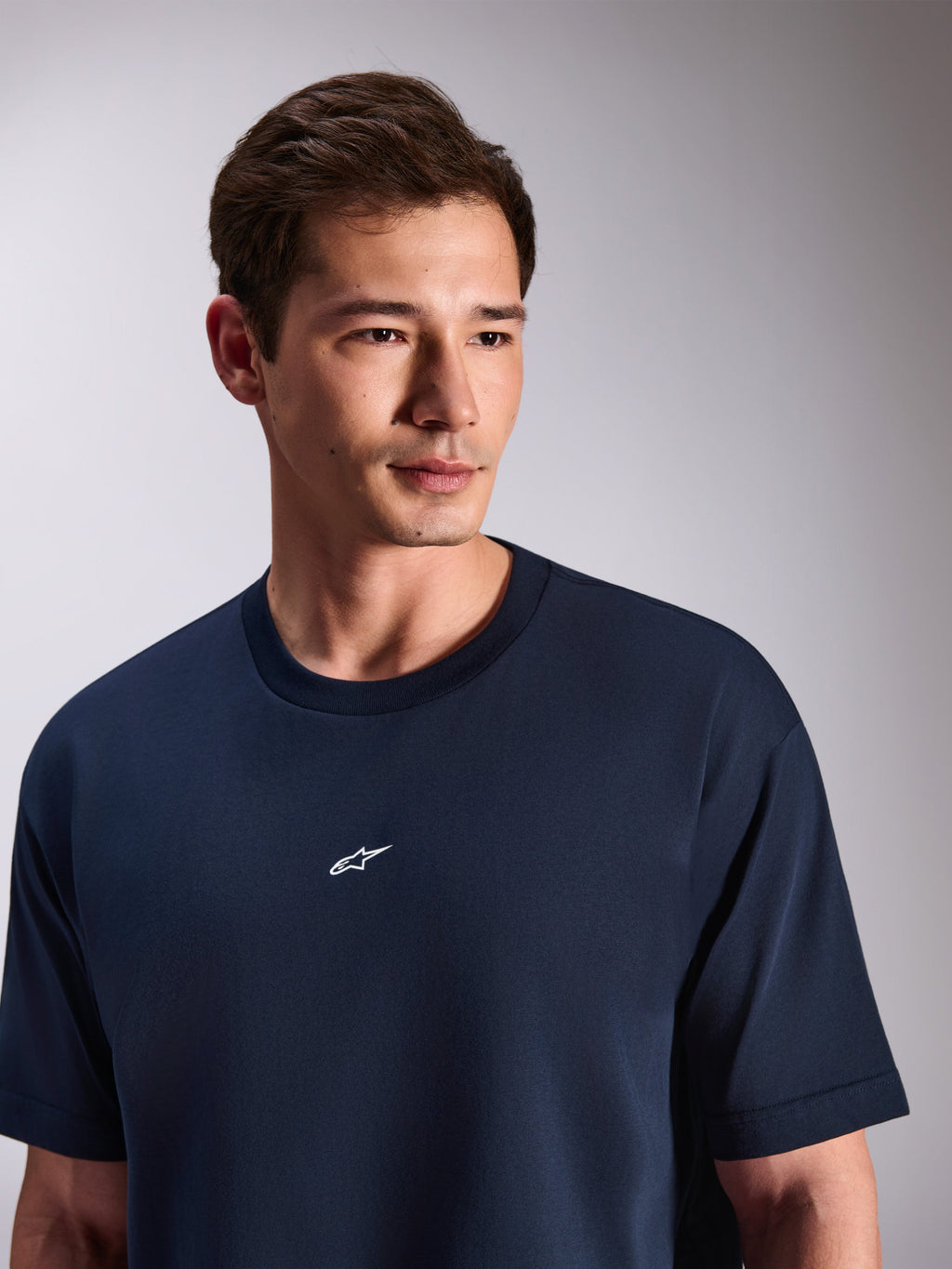 Alpinestars Focused Oversized CSF Tee, t-shirt de manga curta, azul marinho, com um pequeno logótipo Astars branco no centro do peito, streetwear casual inspirado no desporto motorizado