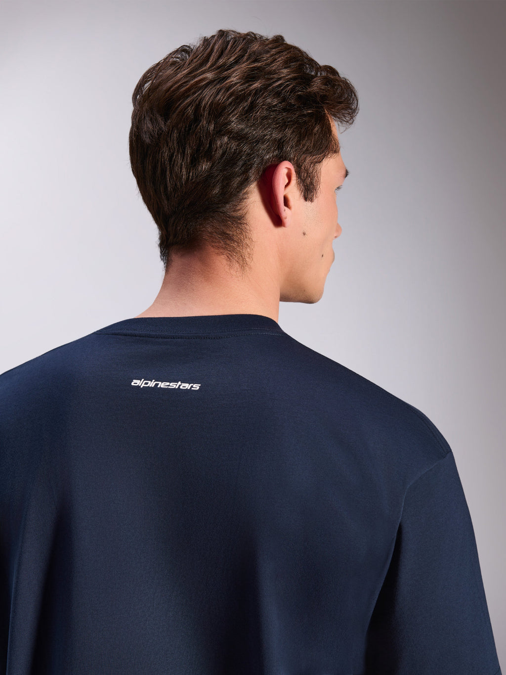 Alpinestars Focused Oversized CSF Tee, t-shirt de manga curta, azul-marinho, com um pequeno logótipo Alpinestars branco na parte superior das costas, corte oversized, streetwear casual de desportos motorizados