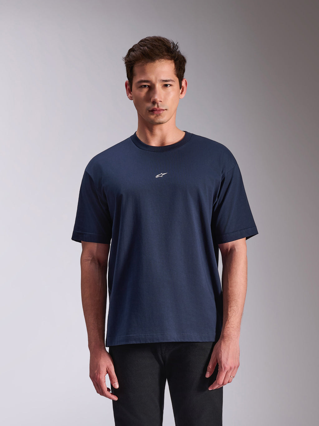 Alpinestars Focused Oversized CSF Tee, t-shirt de manga curta, azul-marinho, pequeno logótipo Astars branco no peito, streetwear casual inspirado no desporto motorizado