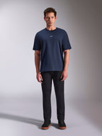 T-shirt Alpinestars Focused Oversized CSF, camisola de manga curta azul marinho, logótipo Astars branco pequeno no peito, corte oversized, combinada com calças e sapatilhas pretas, streetwear casual de motorsport