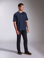 Alpinestars Focused Oversized CSF Tee, t-shirt de manga curta, azul-marinho, pequeno logótipo Astars branco no peito, silhueta oversized, estilo streetwear casual usada com calças pretas e sapatilhas