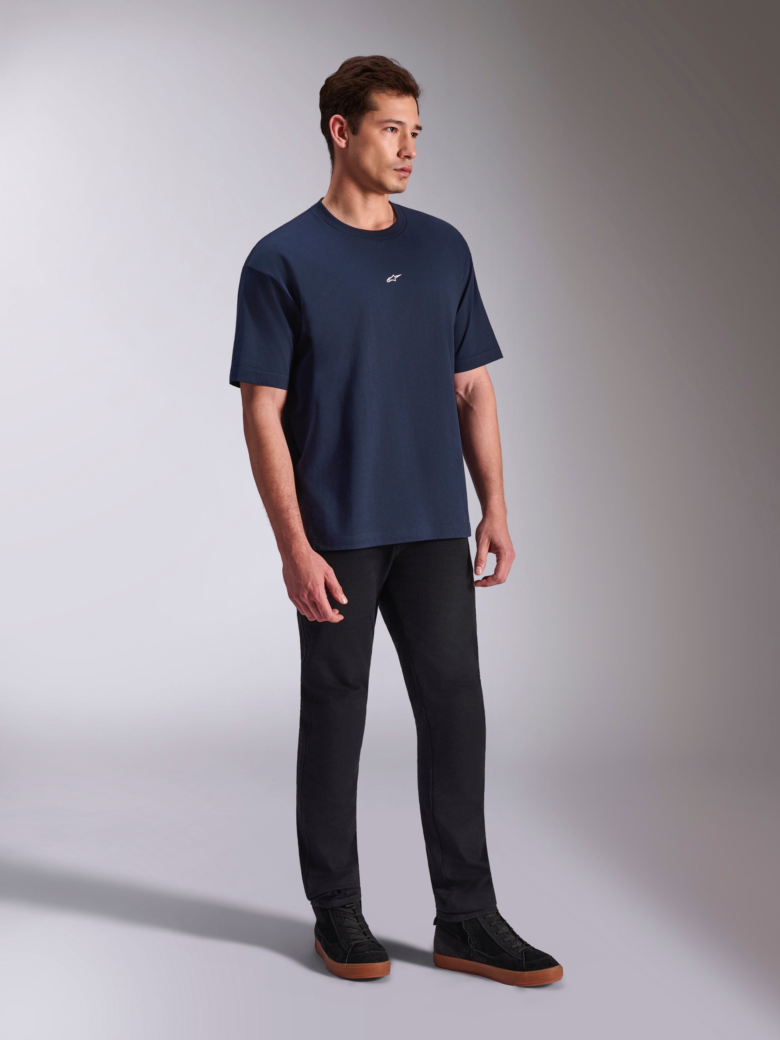 Alpinestars Focused Oversized CSF Tee, t-shirt de manga curta, azul-marinho, pequeno logótipo Astars branco no peito, silhueta oversized, estilo streetwear casual usada com calças pretas e sapatilhas