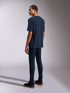 Alpinestars Alter Oversized CSF Tee, T-shirt de manga curta, azul-marinho, vista traseira de três quartos do modelo a usar um corte relaxado, streetwear casual inspirado no desporto motorizado